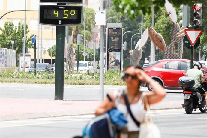Un termómetro marca 45C en una calle de Murcia