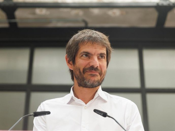 El portavoz de Sumar, Ernest Urtasun, durante una rueda de prensa tras las elecciones generales del 23J, en Espacio Larra, a 24 de julio de 2023, en Madrid (España). La coalición de izquierdas liderada por Yolanda Díaz ha irrumpido en sus primeras elecc