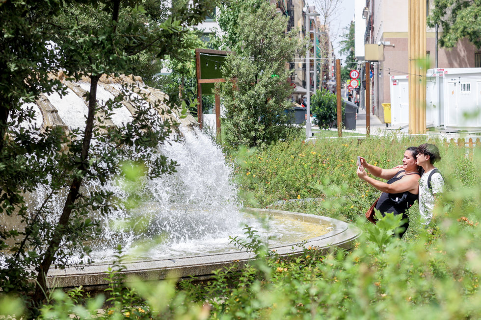 Dos personas se hacen una foto en Plaza España, a 9 de agosto de 2023, en Madrid (España). 