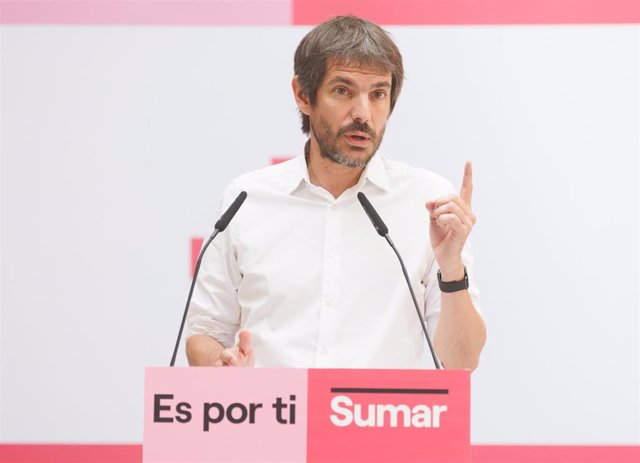 El portavoz de Sumar, Ernest Urtasun, interviene durante una rueda de prensa tras las elecciones generales del 23J, en Espacio Larra, a 24 de julio de 2023, en Madrid (España).