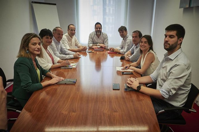 (I-D) La coordinadora de EH Bildu en Navarra, Miren Zabaleta, la portavoz de EH Bildu en el Parlamento de Navarra, Laura Aznal, el parlamentario de EH Bildu Adolfo Araiz y el secretario de Acción Electoral, adjunto a Organización y parlamentario, Jorge 