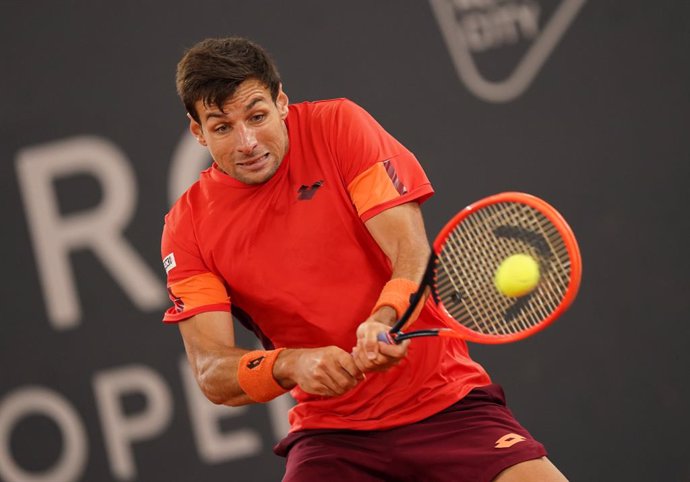 26 July 2023, Hamburg: Spanish tennis player Bernabe Zapata Miralles in action against Russian Andrey Rublev during their men's singles round of 16 tennis match of the Hamburg European Open at Rothenbaum Stadium. Photo: Marcus Brandt/dpa