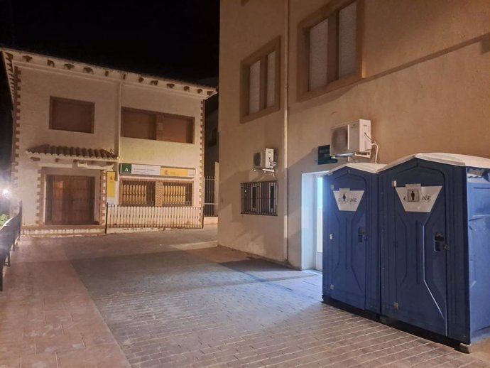 WC portáiles en el centro de salud junto a la oficina del SAE