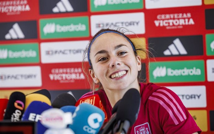 Athenea del Castillo en rueda de prensa con la selección