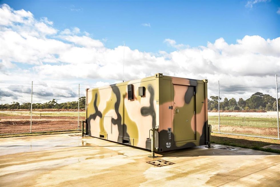 Indra entrega a las Fuerzas Armadas australianas dos laboratorios forenses desplegables para el análisis de artefactos explosivos improvisados