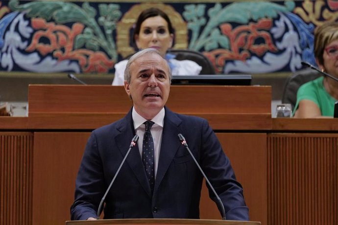 El candidato del PP a la Presidencia de Aragón, Jorge Azcón, durante el debate para su imbestidura, en las Cortes de Aragón