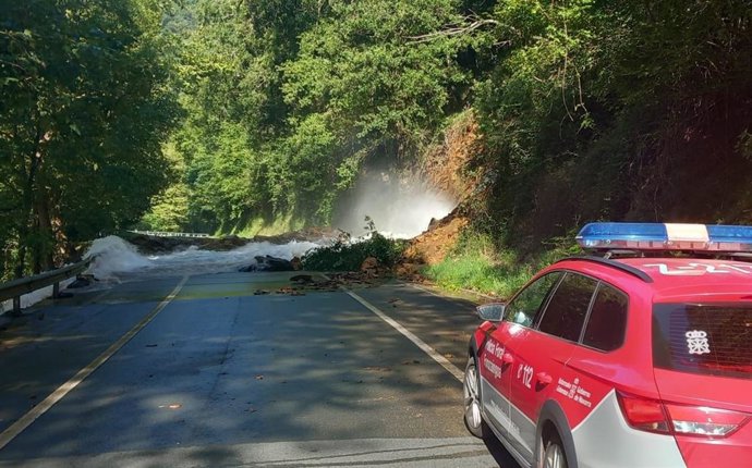 Cortada la carretera NA-1210 en Bera por un desprendimiento.