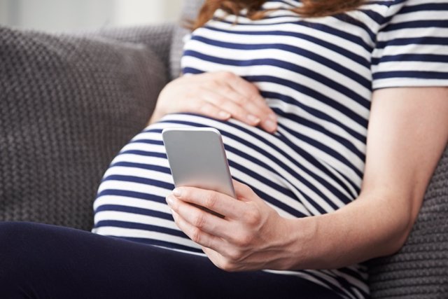 Archivo - Close Up Of Woman Texting On Mobile Phone  Mujer embarazada escribiendo en el móvil