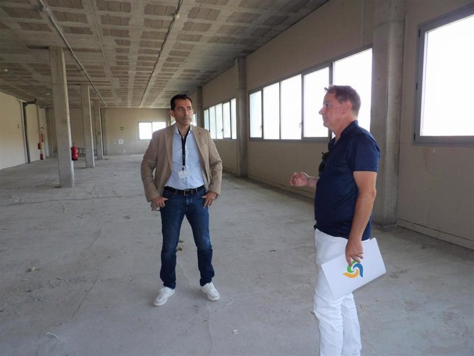 El consejero de Innovación, Investigación y Desarrollo del Cabildo de Tenerife, Juan José Martínez, visita las instalaciones del NanoTEC que serán utilizadas por Wooptix