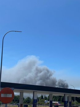 Nube de humo en el incendio de Llanera