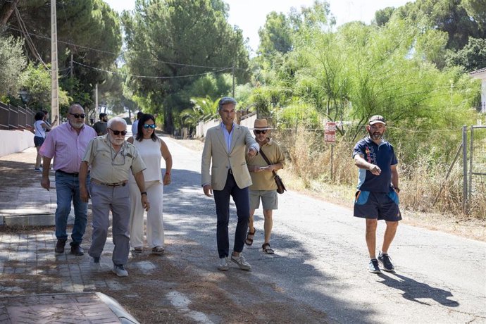 Lorite (centro), recorre la CO-3100 con los vecinos de Cerro Muriano.