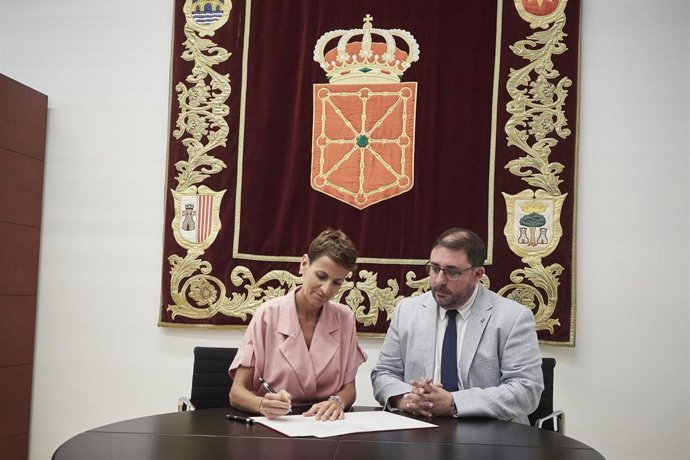 La socialista María Chivite firma su aceptación como candidata la investidura como presidenta del Gobierno de Navarra, en presencia del presidente del Parlamento de Navarra, Unai Hualde.
