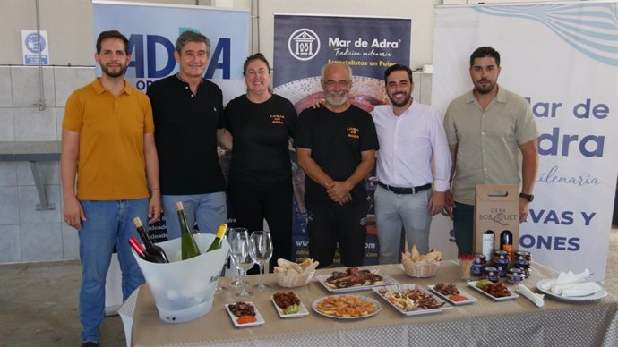 El diputado provincial de Promoción Agroalimentaria, Comercio y Consumo de la Diputación de Almería, Carlos Sánchez, visita una de las empresas de la marca 'Sabores Almería'.