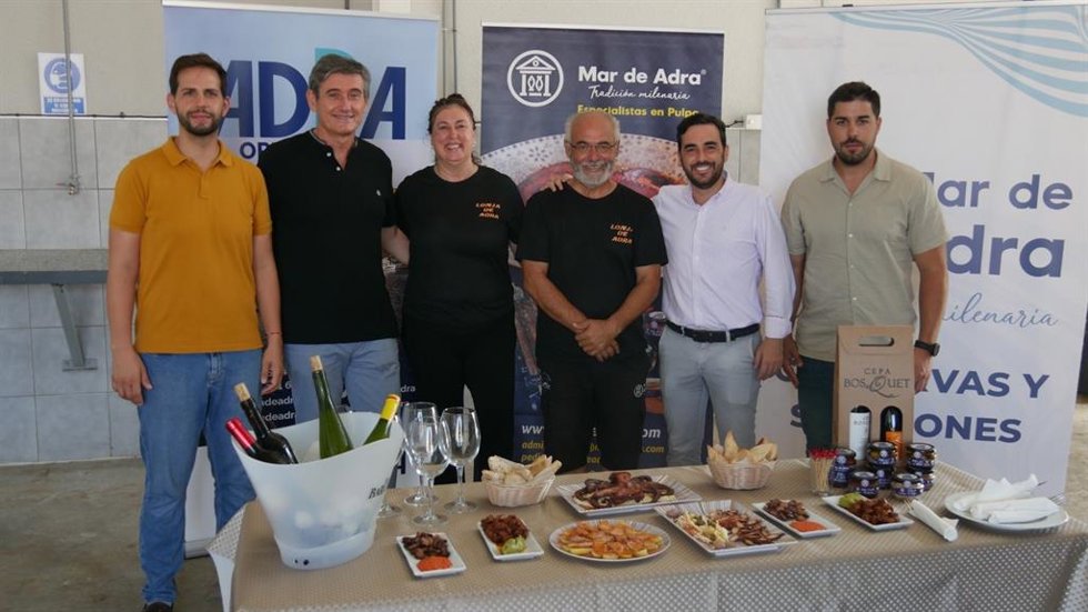 El diputado provincial de Promoción Agroalimentaria, Comercio y Consumo de la Diputación de Almería, Carlos Sánchez, visita una de las empresas de la marca 'Sabores Almería'.