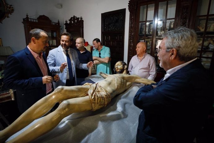 Visita de la Junta al taller donde se ha recuperado la talla del Cristo de Pablo de Rojas