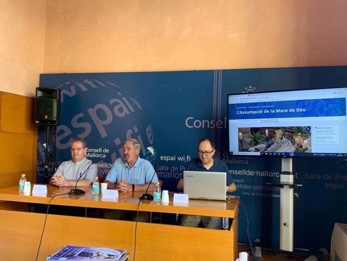 El director de Patrimonio del Consell de Mallorca, Ramón Martín, el vicario general del Obispado de Mallorca, Josep Adrover, y el coordinador del proyecto de difusión de la celebración de la Asunción, Gabriel Carrió.
