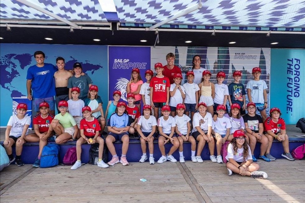 Niños participantes en el SailGP Inspire, que pretende construir un deporte más inclusivo desde la base