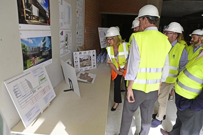 La delegada de Obras y Equipamientos, Paloma García Romero, y el delegado de Políticas Sociales, Familia e Igualdad, José Fernández, acompañados del concejal de Centro, Carlos Segura, visitan el nuevo edificio multifuncional de Fúcar
