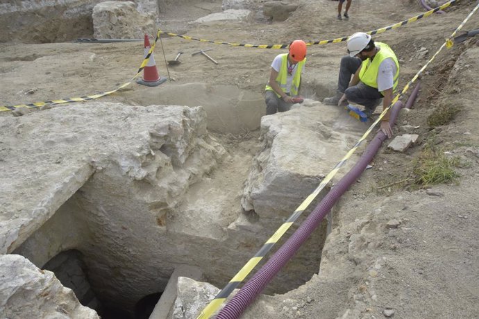Arquelegs treballen al costat de les restes arqueolgiques trobades a les obres de la Rambla de Barcelona