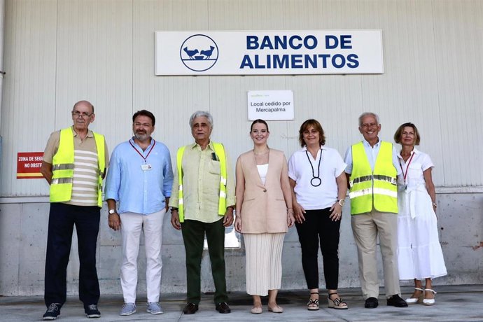 La presidenta del Govern, Marga Prohens, junto con la consellera de Presidencia y Administraciones Públicas, Antnia Maria Estarellas, visitan la sede del Banco de Alimentos de Mallorca.