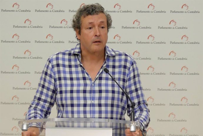 El diputado del PP en el Parlamento de Cantabria y senador de designación autonómica, Íñigo Fernández, anuncia que dejará la Portavocía del Grupo Popular