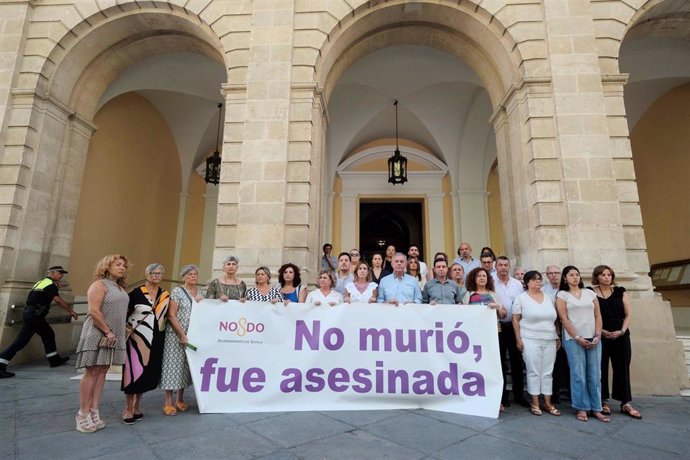 Minuto de silencio en el Ayuntamiento de Sevilla por el crimen machista de Utrera.