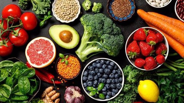 Fruta y verdura. Dieta rica en polifenoles, que se encuentran de forma natural en alimentos y bebidas de origen vegetal.