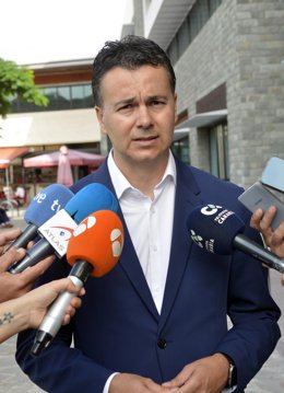 El ministro de Industria, Comercio y Turismo en funciones, Héctor Gómez, ofrece declaraciones a los medios durante una visita al Centro de Desarrollo Turístico Costa Adeje (CDTCA), a 9 de agosto de 2023, en Adeje, Tenerife, Islas Canarias (España). El C