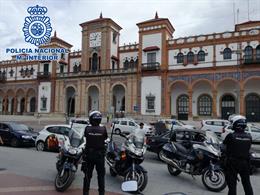 Archivo - Policías nacionales en la estación de Jerez