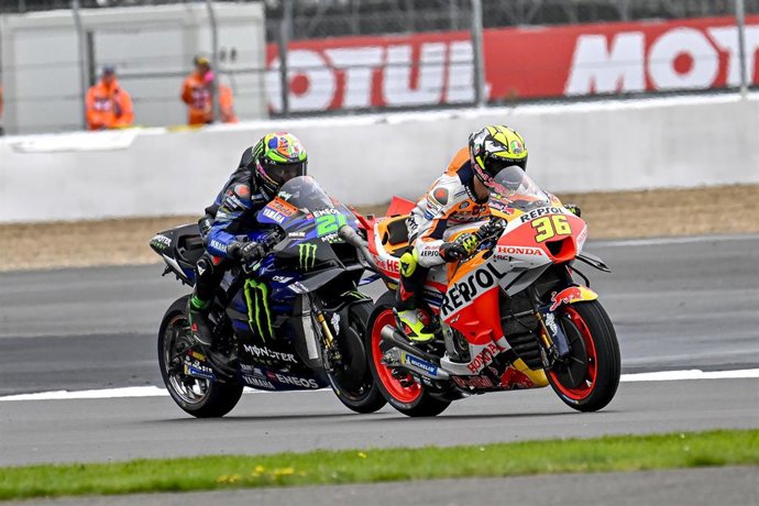 Joan Mir realiza un adelantamiento durante el GP de Gran Bretaña 2023