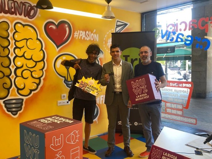 El director del Instituto Riojano de la Juventud, Juan Diego Alcaide, y el director del MUWI La Rioja Music Fest, Rafa Bezares, presentan las diferentes iniciativas dirigidas a los jóvenes en esta edición del festival.