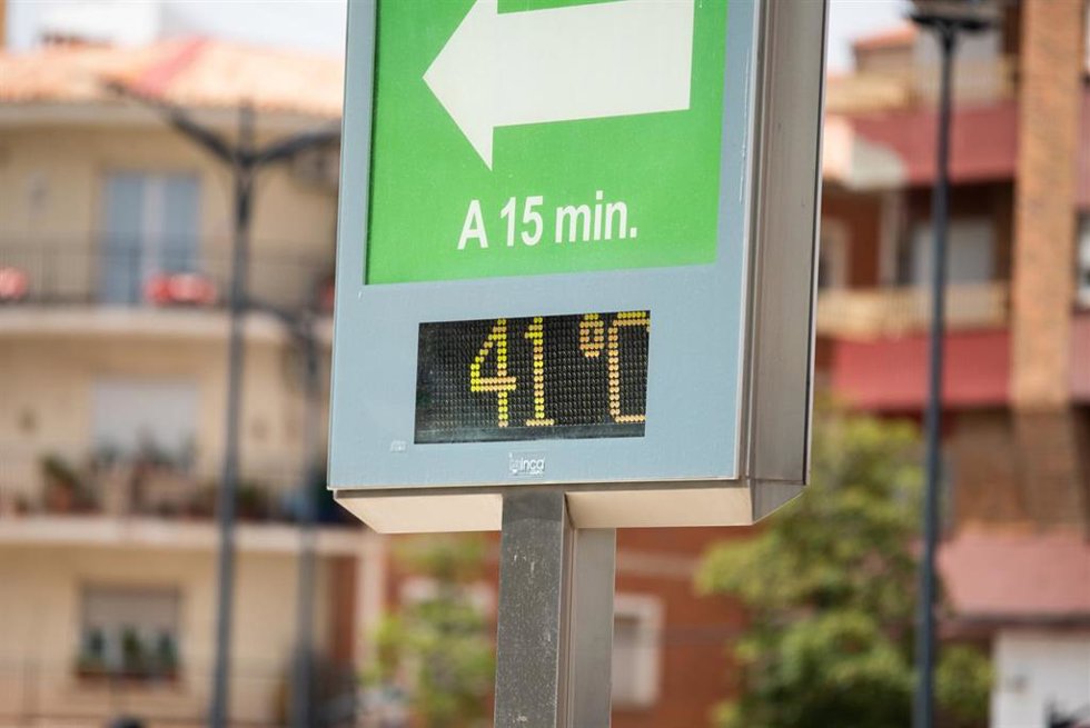 Un termómetro marca 41 grados en imagen de archivo
