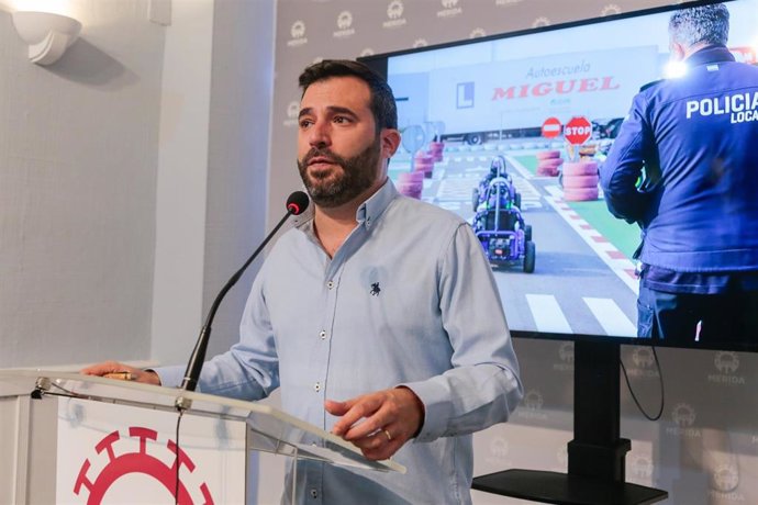 El concejal Felipe González presenta los datos de participación del centro de educación vial.