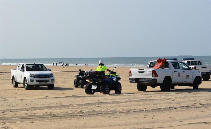 Imagen de personal de Protección Civil de Punta Umbria en la playa.