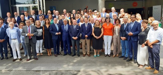 Participantes en el acto de entrega del Premio al Desarrollo Económico e Industrial que el Ateneo Jovellanos y el Banco Sabadell-Herrero concedido a la Unión de Comerciantes de Asturias,  en la Feria Internacional de Muestras de Asturias (Fidma). .