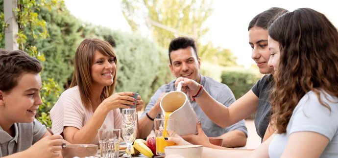 Expertos alertan que cambios en la dieta durante el verano agravan síntomas de pacientes con patologías previas