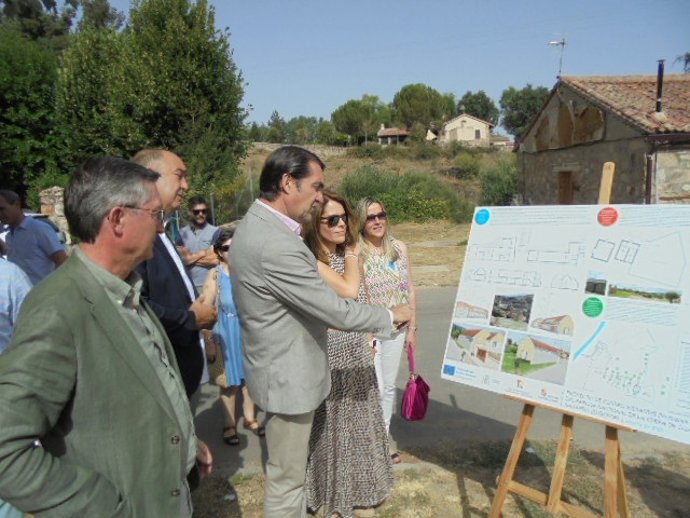 El consejero Suárez-Quiñones con el presidente de la Diputación, De Vicente, el director general de Medio Natural, Arranz y la alcaldesa De Navafría, Jennifer Berzal, comentan el proyecto ante el viejo edificio donde estará ubicada la nueva instalació