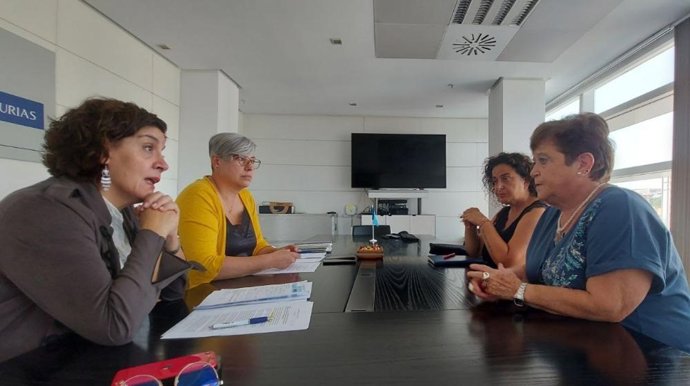 Concepción Saavedra, a la izquierda