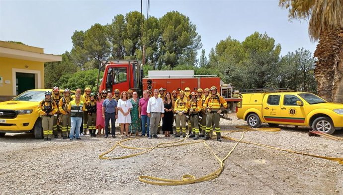 El consejero en funciones de Medio Ambiente, Mar Menor, Universidades e Investigación, Juan María Vázquez, con los integrantes de la Brigada de Refuerzo en Incendios Forestales y los de la Brifor de Cieza