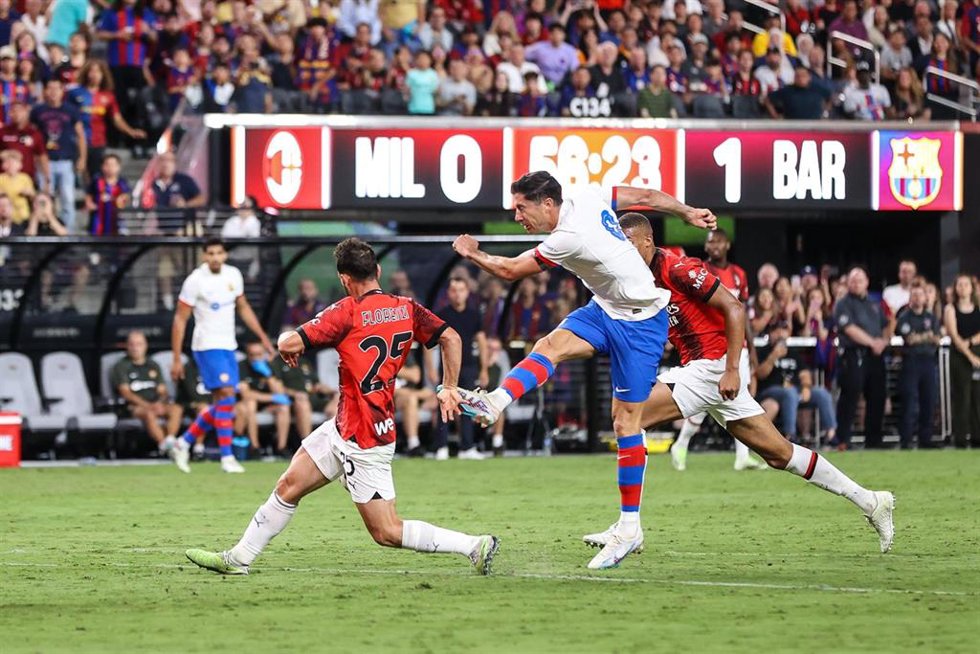 Robert Lewandowski en un partido de pretemporada ante el Milan.