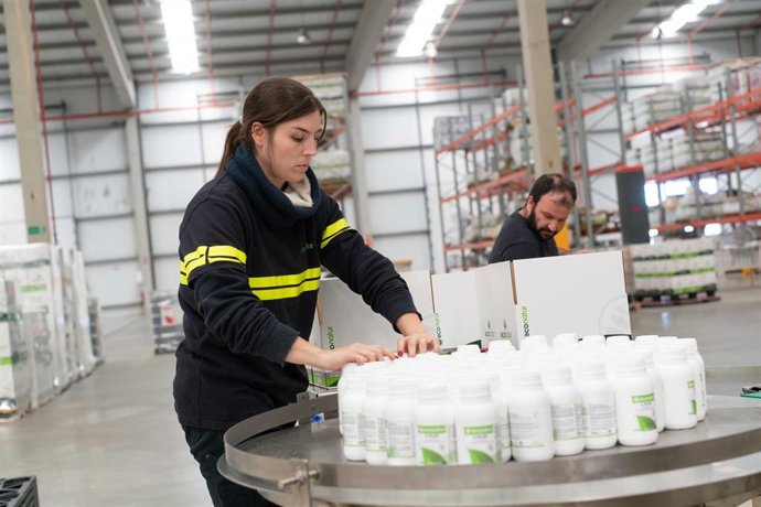 Trabajadores de Econatur preparan productos en sus instalaciones de La Carlota.