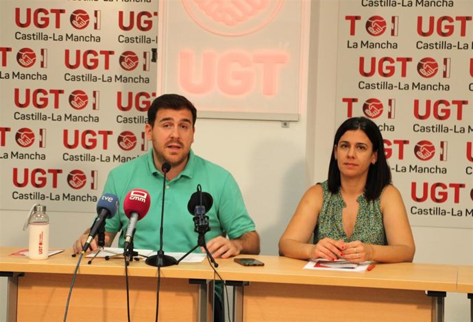 El secretario de Organización y Salud Laboral de UGT C-LM, Javier Flores, y la coordinadora regional de Prevención de Riesgos Laborales de UGT CLM, Irene Ortega, en rueda de prensa.