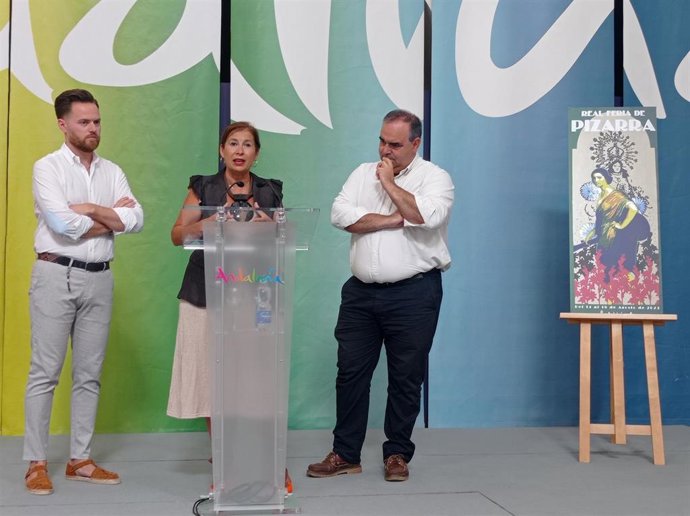 La delegada territorial de Turismo, Cultura y Deporte en Málaga, Gemma del Corral junto al alcalde de Pizarra y el concejal de Urbanismo, Fiesta y Tradiciones, Joaquín Martín en la presentación de la 'Rifa de la Virgen de la Fuensanta' de Pizarra (Málag
