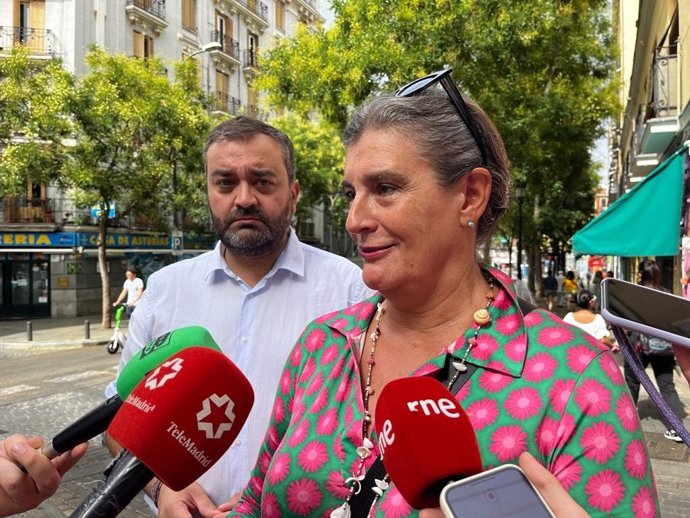 Mercedes Aracho, gerente de la Asociación de Comerciantes y Empresarios de Lavapiés acompañada del concejal del distrito de Centro, Carlos Segura.