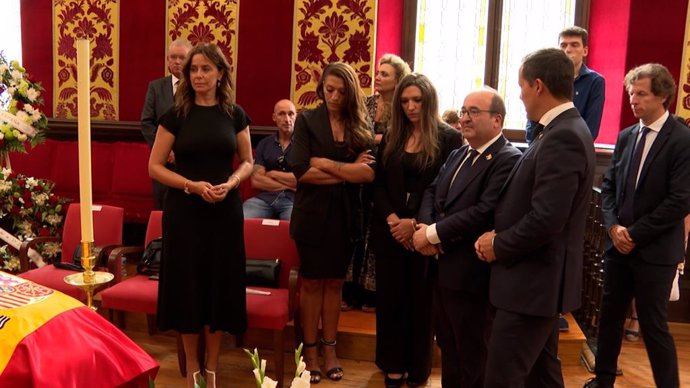 El ministro de Cultura y Deportes, Miquel Iceta, en la capilla ardiente del ciclista Federico Martín Bahamontes en Toledo