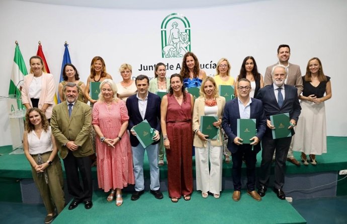 La Consejera De Inclusión Social, Juventud, Familias E Igualdad, Loles López, Entrega De Las Resoluciones De Las Subvenciones Para La Realización De Proyectos Piloto E Innovación En Cádiz