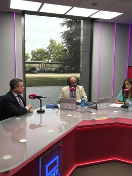 El presidente de Castilla-La Mancha es entrevistado en Radio Castilla-La Mancha.
