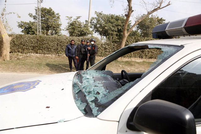 Archivo - ISLAMABAD, Dec. 23, 2022  -- A police car is damaged in a suicide attack in Pakistan's capital Islamabad on Dec. 23, 2022.   A policeman was killed and five others including three policemen injured in a suicide attack here on Friday morning, Isl