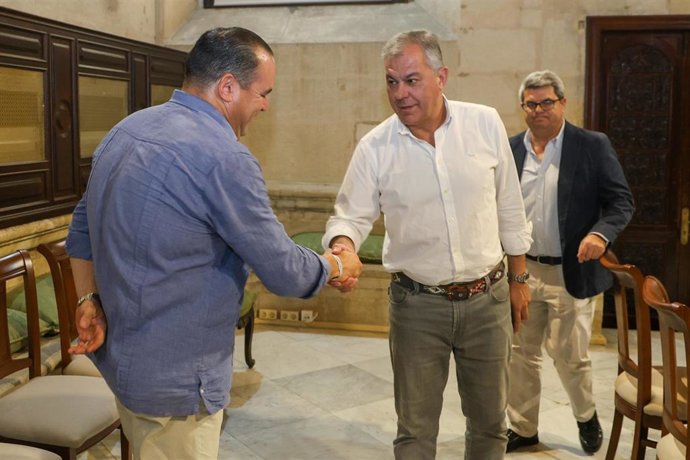 Reunión del alcalde con la Asociación de la Feria del Libro de Sevilla