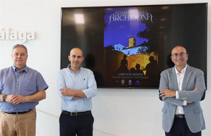 El vicepresidente de Cultura, Educación y Juventud, Manuel López Mestanza; el alcalde de Archidona, Manuel Almohalla, y el hermano mayor de la Cofradía matriz de la Virgen de Gracia, Fernando Morales, en rueda de prensa